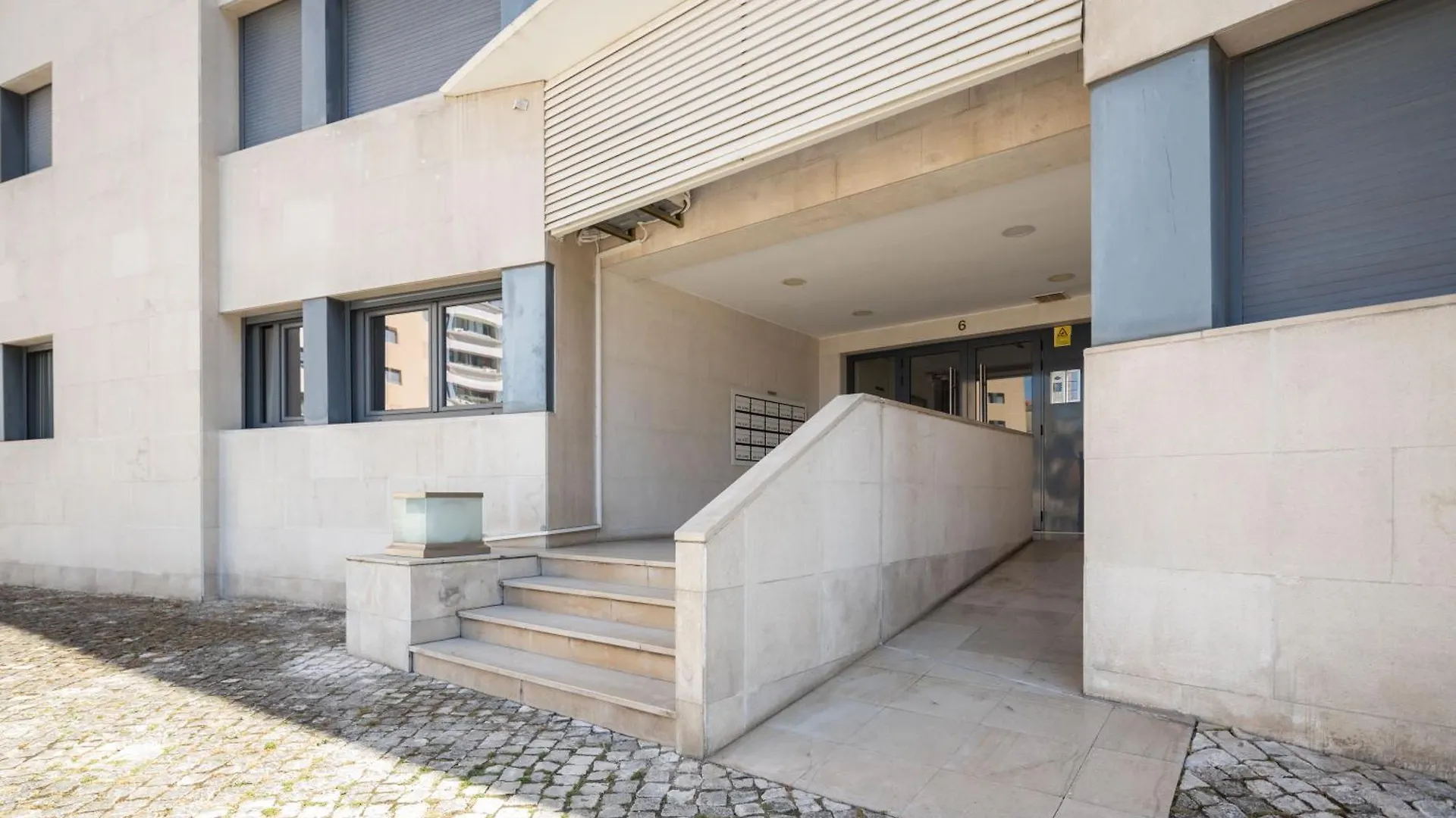 Lisbon Relax Pool Apartment - Free Parking Garage