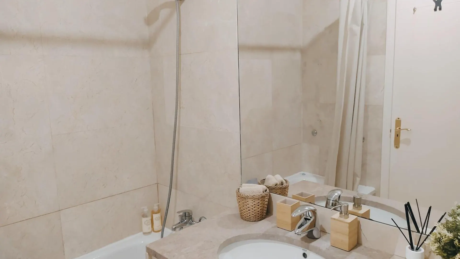 Lisbon Relax Pool Apartment - Free Parking Garage